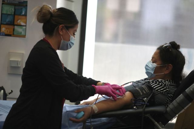 Ενθαρρυντικά τα δεδομένα θεραπείας με πλάσμα αίματος από ασθενείς που γιατρεύτηκαν