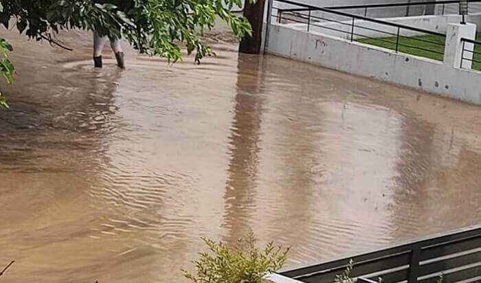 Προβλήματα από την κακοκαιρία: Πλημμύρες στις Σέρρες – Χαλάζι στη Χαλκιδική