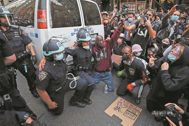 Οταν οι αστυνομικοί γονατίζουν μαζί με τους διαδηλωτές