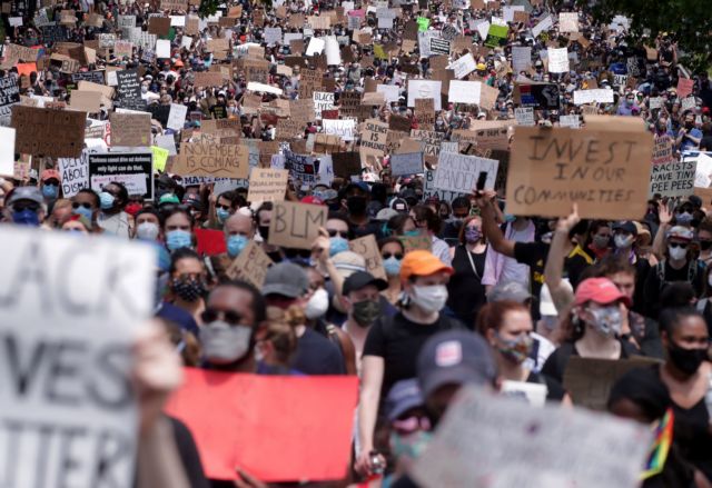 Δολοφονία Φλόιντ: «Πλημμύρισε» η Ουάσινγκτον – Χιλιάδες διαδηλωτές στους δρόμους