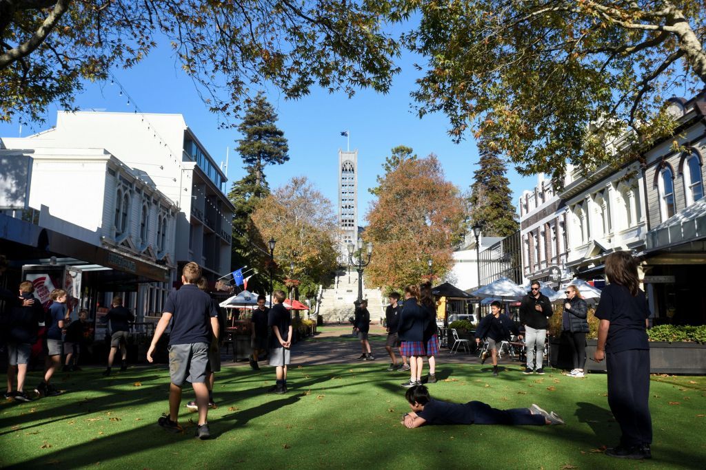 Νέα Ζηλανδία: Επιστροφή στην κανονικότητα με αγκαλιές και χειραψίες