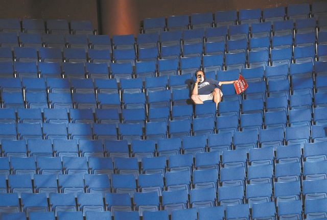 Φάρσες, κατηγορίες και απελπιστικά άδειες κερκίδες