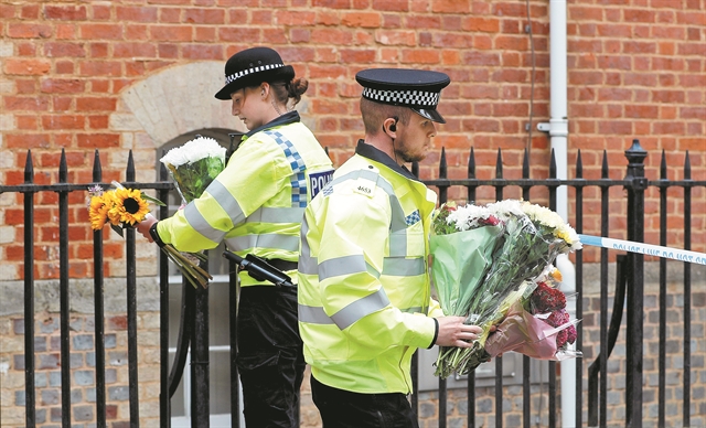 «Φώναζε ακατάληπτα και τους μαχαίρωνε!»