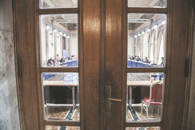 Δείχνουν Ειδικό Δικαστήριο