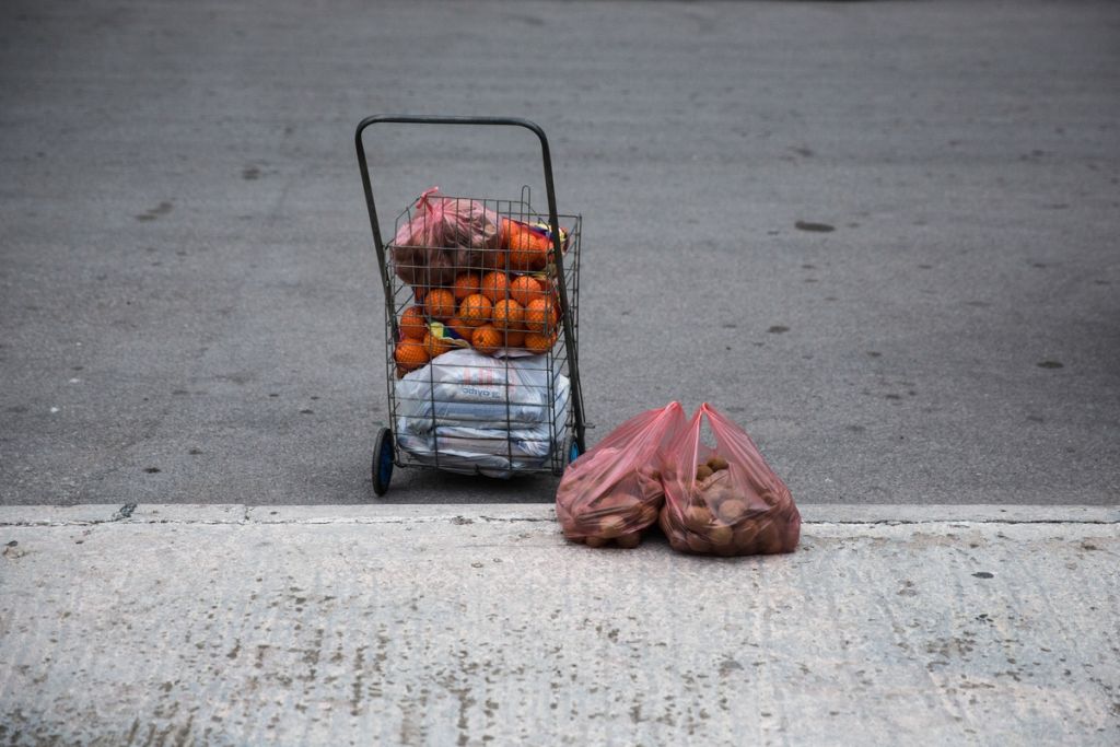 Στοιχεία – σοκ για τη φτώχεια στην Ελλάδα – Δεν έχουν ούτε τα βασικά 4 στις 10 οικογένειες