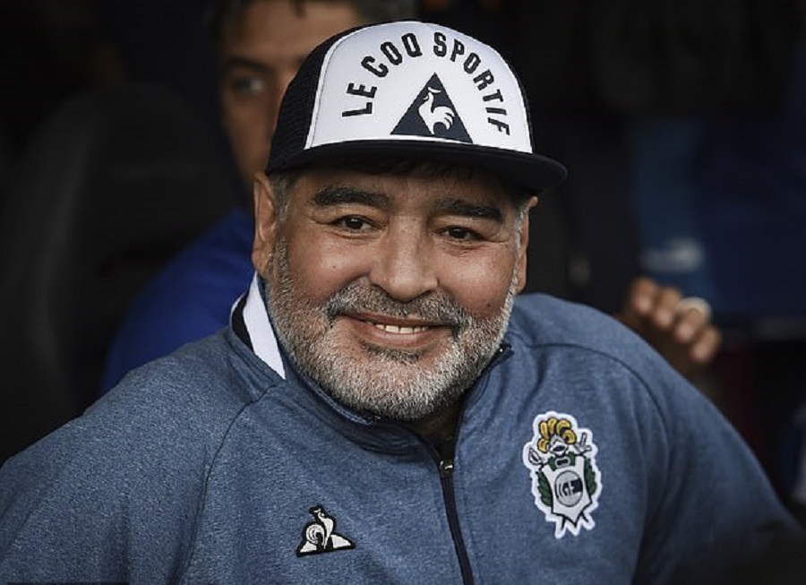 Ο Ντιέγκο Μαραντόνα χορεύει και δείχνει τα οπίσθιά του