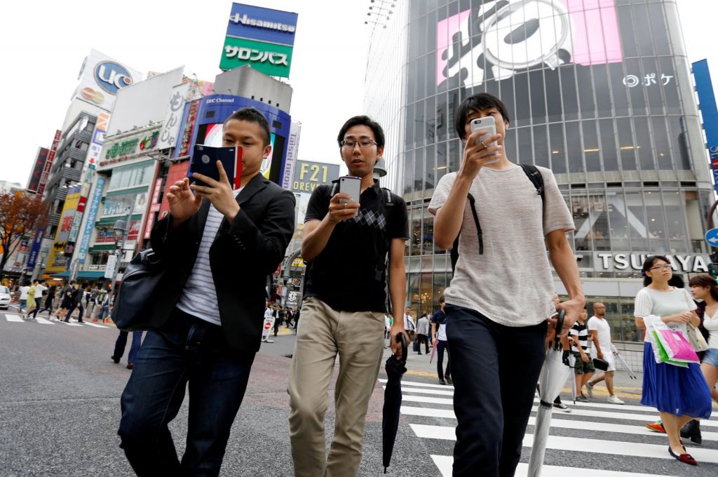 Ιαπωνία: Γιατί απαγόρευσαν τη χρήση κινητών σε όσους περπατούν σε δημόσιους χώρους