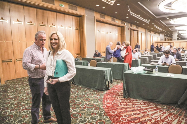 Με το βλέμμα στον ΣΥΡΙΖΑ και τα βέλη στην κυβέρνηση