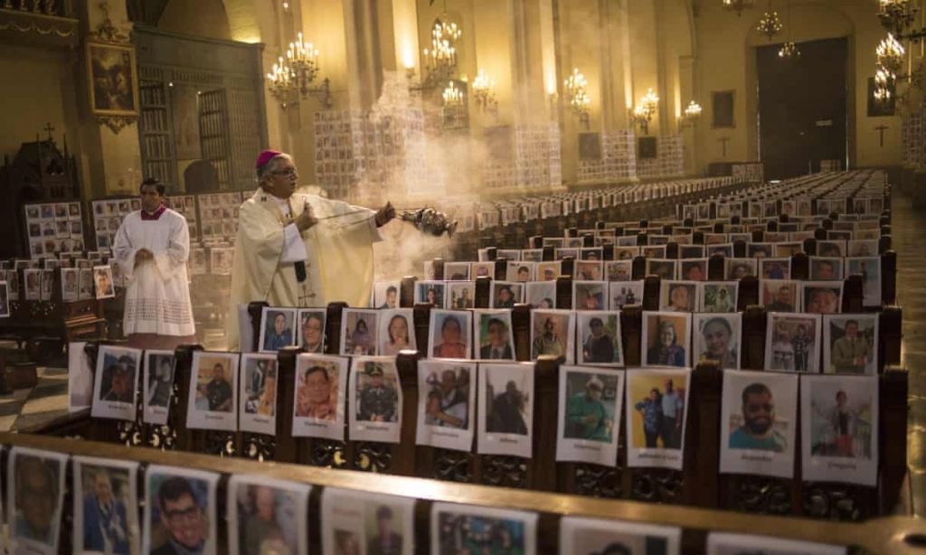 Αρχιεπίσκοπος στο Περού γέμισε ναό με χιλιάδες φωτογραφίες θυμάτων του κοροναϊού