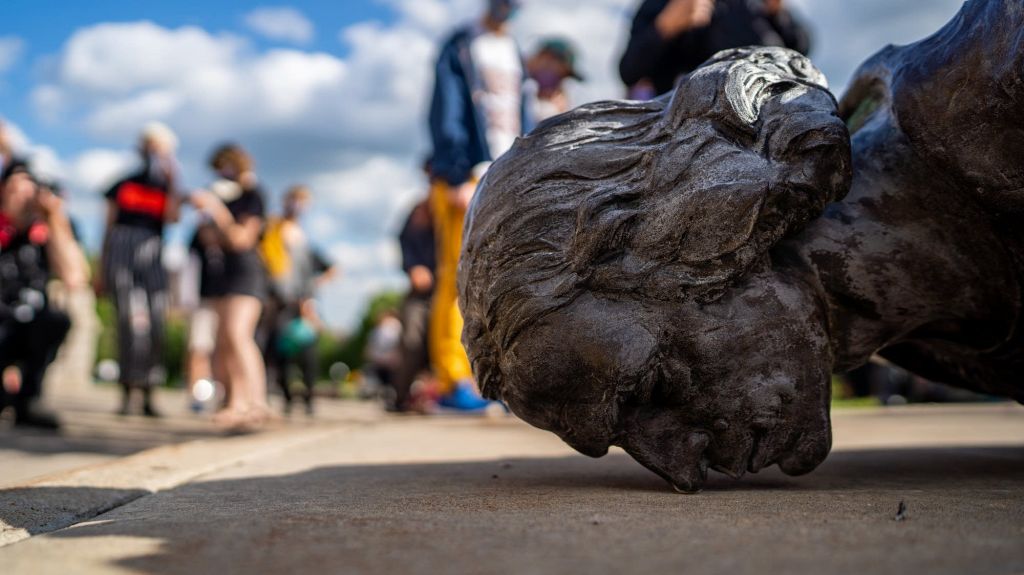 Μαζεύουν υπογραφές για να αντικαταστήσουν άγαλμα του Κολόμβου με του Prince
