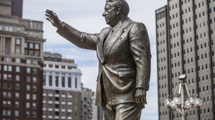 Αποκαθήλωσαν άγαλμα πρώην ρατσιστή δημάρχου στη Φιλαδέλφεια