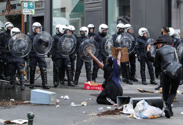 Αστυνομικοί έβαλαν χειροπέδες σε παιδιά στις Βρυξέλλες