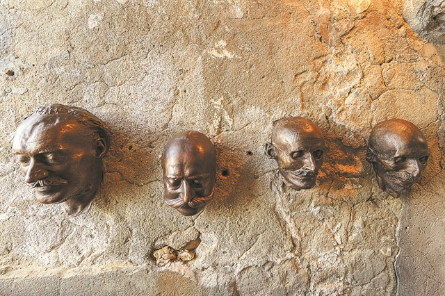 «Ηρωες αγωνιστές, άνθρωποι με πάθη»