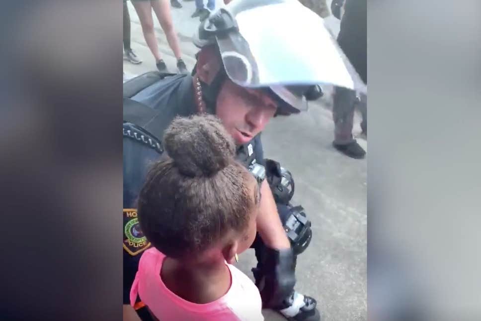 Η αντίδραση αστυνομικού όταν πεντάχρονο παιδί τον ρωτά αν «θα μας πυροβολήσετε»