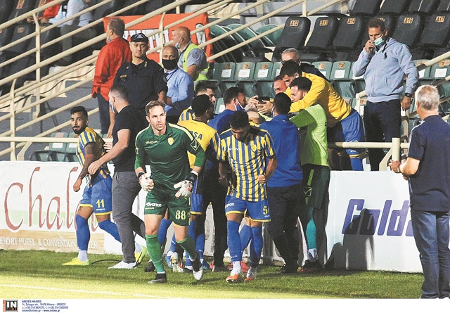 Το κάστρο έπεσε από μέσα