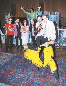 Ενα ξέφρενο πάρτι κάτω από την ντισκομπάλα με οικοδεσπότη τον Τόνι Σφήνο