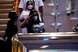 Εκατοντάδες άνθρωποι στην ουρά για να προσκυνήσουν στο φέρετρό του Φλόιντ