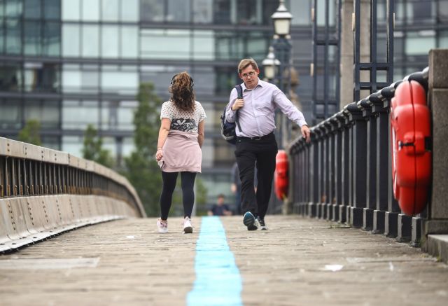 Κοροναϊός : Μειώθηκε το επίπεδο συναγερμού στη Βρετανία