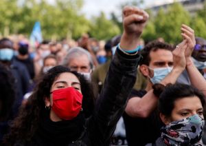 Διαδηλωτές γονάτισαν στο Παρίσι και τήρησαν οκτώ λεπτών σιγή