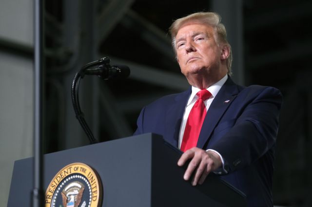 Ανεβαίνουν οι τόνοι μεταξύ Τραμπ και Twitter: Στάση «ουδετερότητας» από Facebook