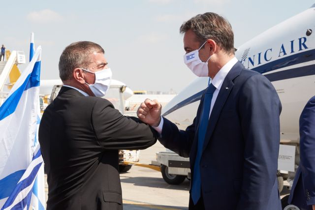 Μάσκα με σημαίες της Ελλάδας και του Ισραήλ φορούσε ο Μητσοτάκης