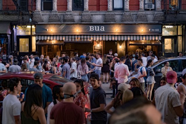 Νέα Υόρκη: Προειδοποιήσεις για νέο lockdown έφερε ο συνωστισμός στα μπαρ