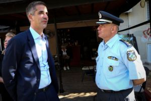 Καφέδες πέταξαν στον Κώστα Μπακογιάννη στην πλατεία Αγίου Παύλου