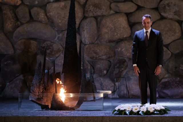 Στο Μνημείο του Ολοκαυτώματος ο Μητσοτάκης – Η ιστορία πίσω από τη συγκίνηση στον Κήπο των Δικαίων