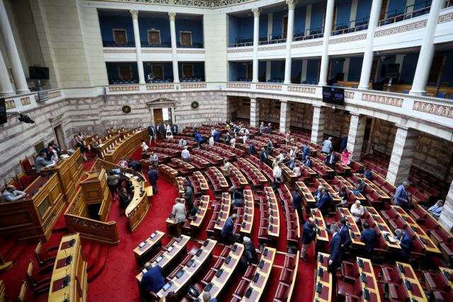 Βουλή: Κόντρα κυβέρνησης – αντιπολίτευσης για το νομοσχέδιο των μικροχρηματοδοτήσεων