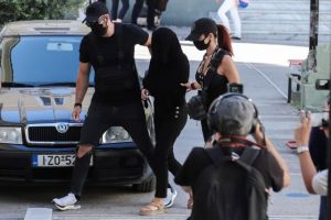 Επίθεση με βιτριόλι: Το σοκ συγγενών και φίλων για τη γυναίκα με τα δύο πρόσωπα