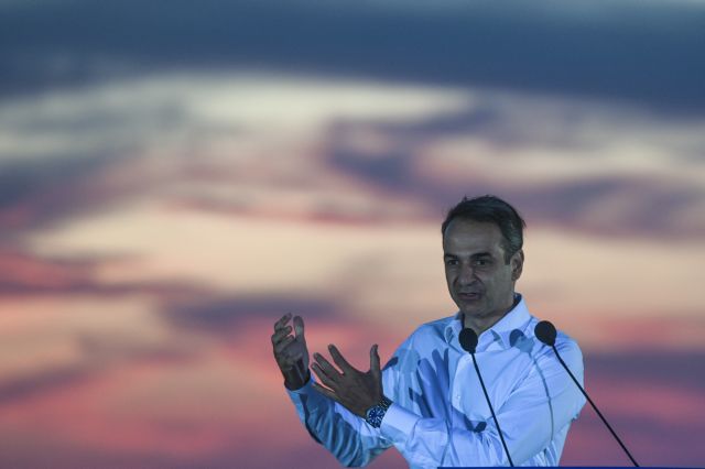 «Ελάτε στην Ελλάδα» το μήνυμα του Μητσοτάκη από τη Σαντορίνη για τον Τουρισμό