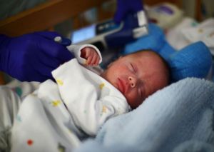 Ανήκουστο περιστατικό: Νεογέννηστα τρίδυμα υγιών γονέων διαγνώστηκαν με κοροναϊό