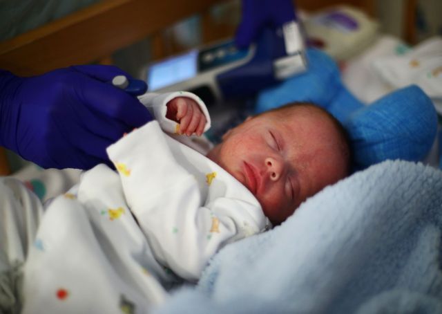 Ανήκουστο περιστατικό: Νεογέννηστα τρίδυμα υγιών γονέων διαγνώστηκαν με κοροναϊό