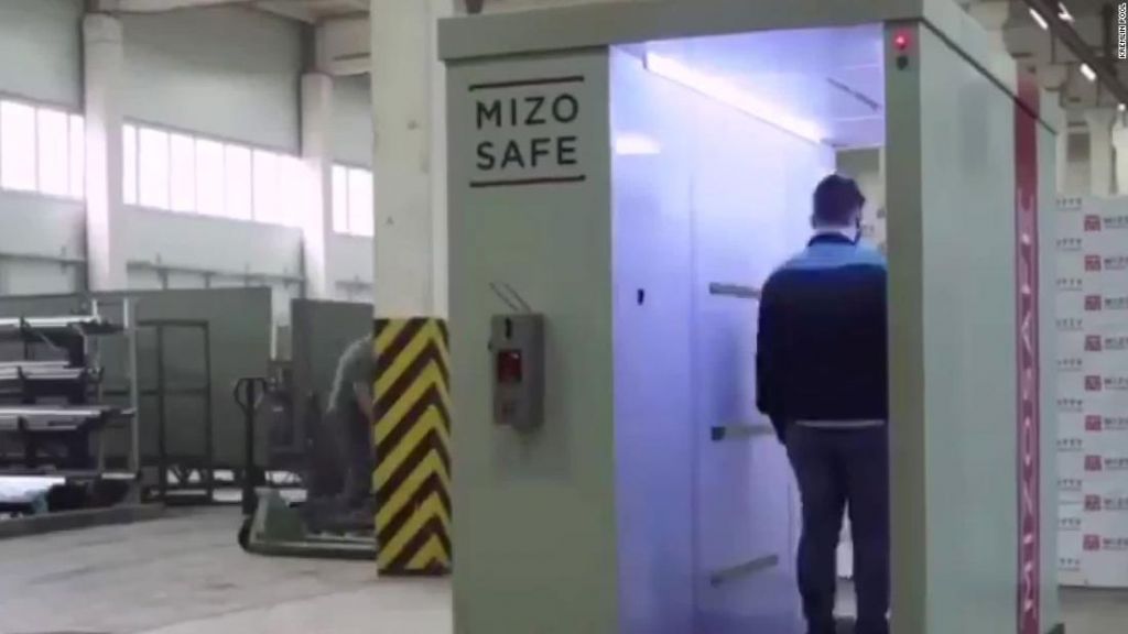 Μέσα από τούνελ… ψεκασμού περνούσαν οι επισκέπτες του Πούτιν