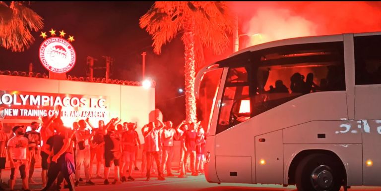 Ολυμπιακός: Οι οπαδοί αποθέωσαν τον Μαρτίνς και τους πρωταθλητές