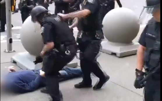 Σοκαριστικό βίντεο: 75χρονος πέφτει με το κεφάλι στο τσιμέντο από χέρια αστυνομικών