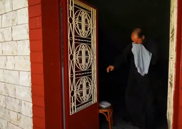 Ιερέας άφησε τη Θεία Λειτουργία για να σβήσει πυρκαγιά