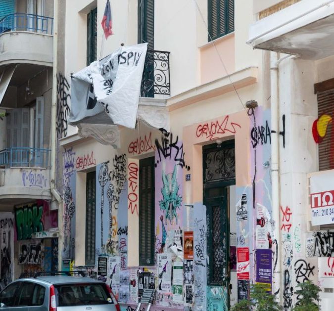 Τι βρήκε η αστυνομία στα δύο υπό κατάληψη κτίρια στα Εξάρχεια