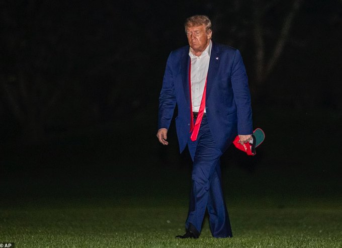 Σάλος στις ΗΠΑ για το «περπάτημα της ντροπής» του Τραμπ μετά το φιάσκο στην Τούλσα