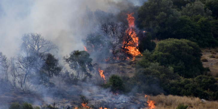 Ζάκυνθος: Μαίνεται η φωτιά στις Μάριες – Οι φλόγες απείλησαν το χωριό