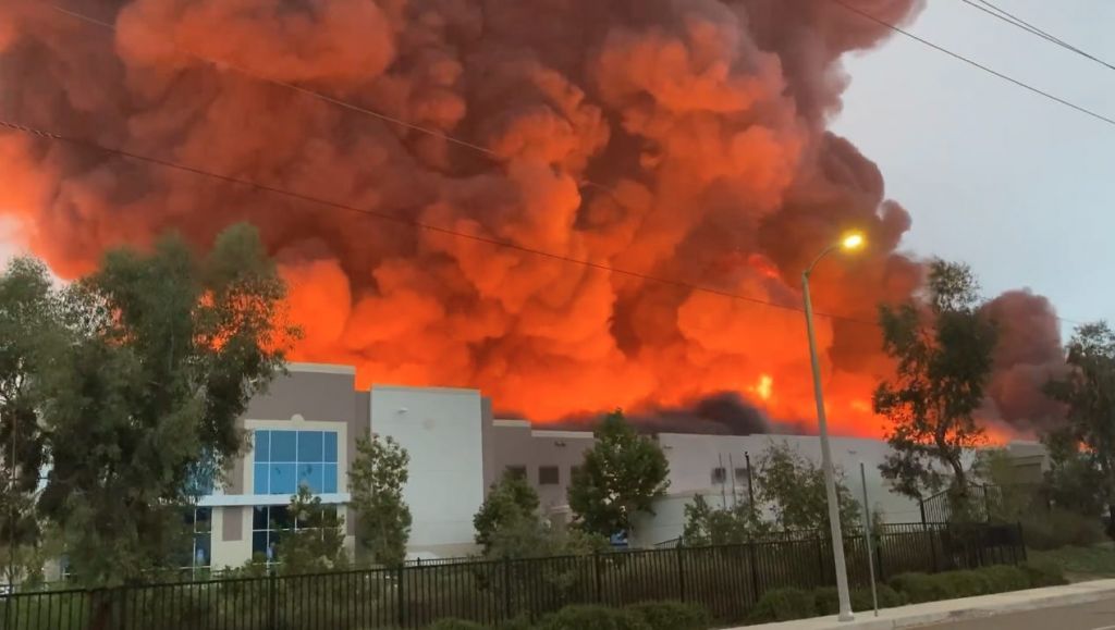 Καλιφόρνια: Τεράστια πυρκαγιά σε αποθήκη  – Φήμες ότι ανήκει στην Amazon