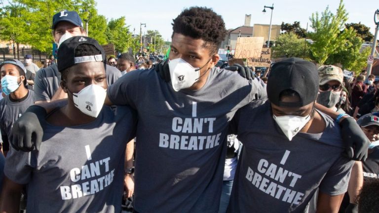 «Θέλουμε δικαιοσύνη»: Συγκλονιστικός Αντετοκούνμπο σε διαδήλωση στο Μιλγουόκι