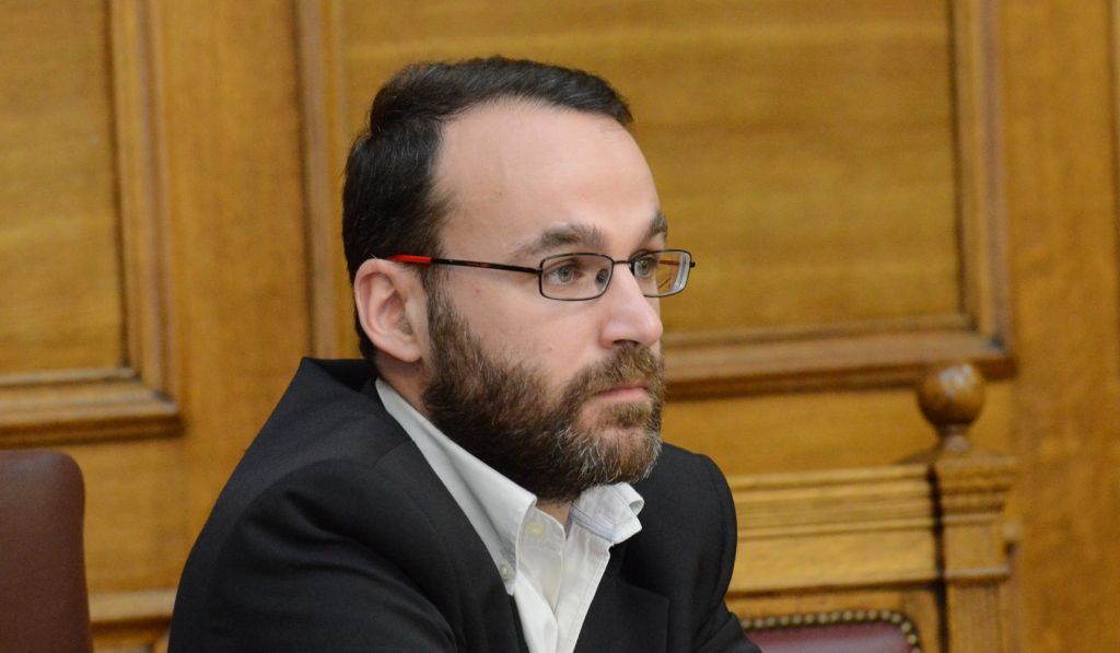 Βουλευτής του ΚΚΕ θεωρεί «κερκόπορτα» τα μεταπτυχιακά στα αγγλικά