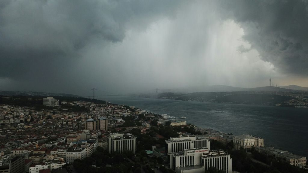 Κωνσταντινούπολη: Τεράστιος υδροστρόβιλος σήκωσε τα πάντα στο πέρασμά του