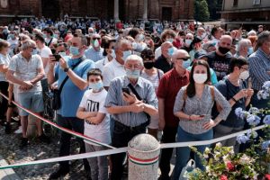 Αυξάνονται τα κρούσματα στην Ιταλία – Μειώνονται οι νεκροί