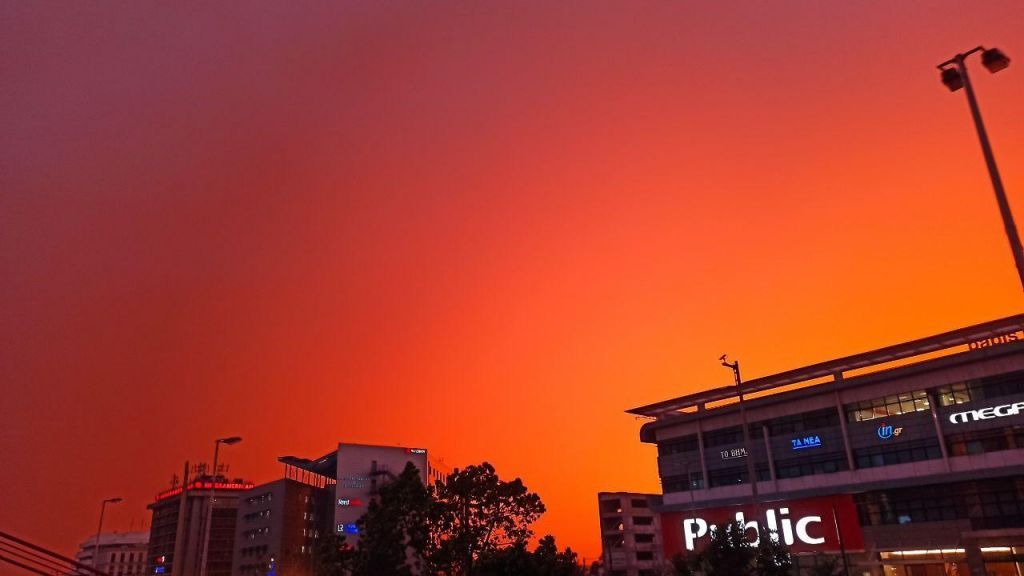 Σκόνη και ηλιοβασίλεμα έβαψαν πορτοκαλί τον ουρανό της Αττικής