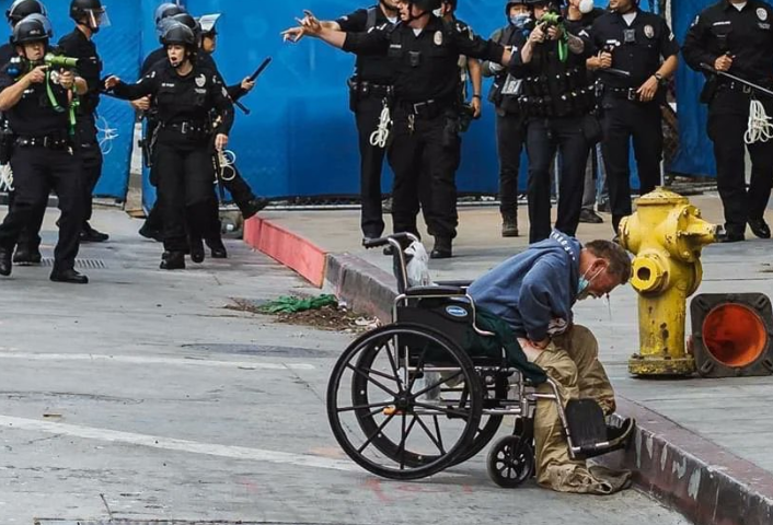 Σάλος με καταγγελίες για αστυνομικούς που «πυροβόλησαν» ανάπηρο άντρα
