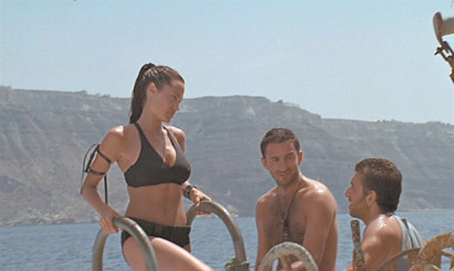 Από το ΚΠΙΣΝ στη Σαντορίνη των εύπορων τουριστών