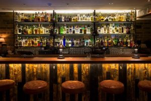 Ποια καταστήματα ανοίγουν αύριο