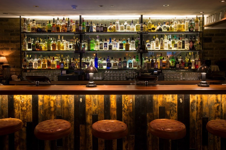 Ποια καταστήματα ανοίγουν αύριο